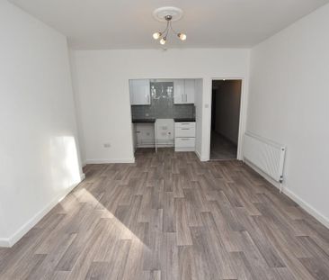 2 bedroom ground floor flat to rent - Photo 3
