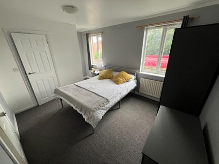 1 bedroom in a house share to rent - Photo 2