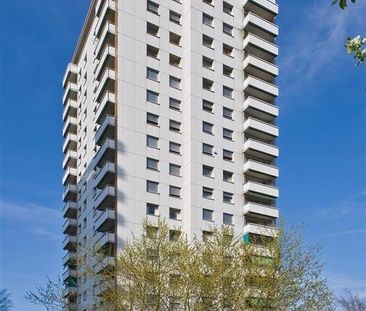 Moderne Wohnung im Hochhaus mit Weitsicht - Photo 1
