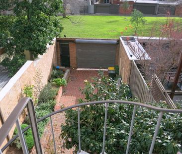 ENTRY VIA REAR LANE - REDPATH RISE SPACIOUS REFURBISHED ONE HUGE BE... - Photo 4