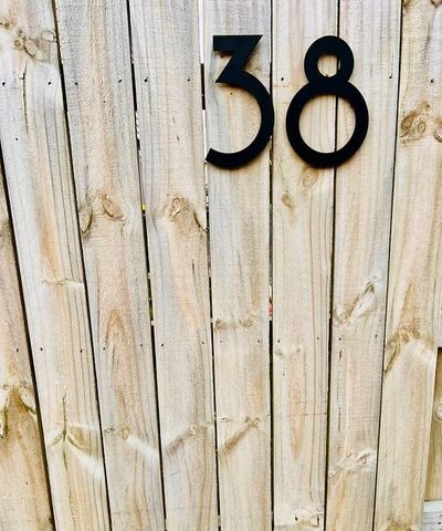 Super Central and Spacious 3 Bedroom Home - Photo 2