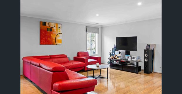 Modern 4-Bed Family Home with Outdoor Kitchen in Cranbourne West - Photo 1