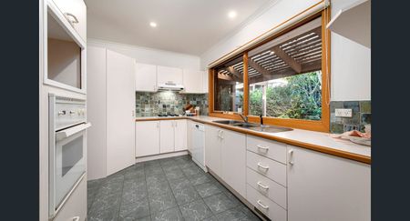 Spacious, Single-Level Living in the Heart of Kew - Photo 3