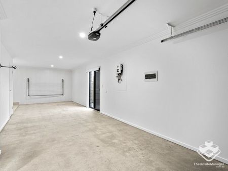 4 Bedroom, Pool in complex, 3 Carparks - Photo 3