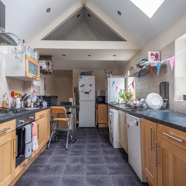 6 bedroom semi-detached house to rent - Photo 1