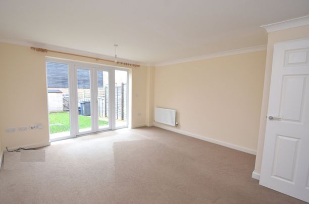 2 bedroom mid terraced house to rent - Photo 1