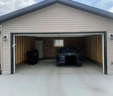 Double Garage For Lease | 7510 128 Avenue Northwest, Edmonton - Photo 1