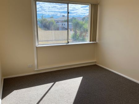 3 x 1 House with 1 x 1 Granny Flat 6 Month lease only - Photo 4