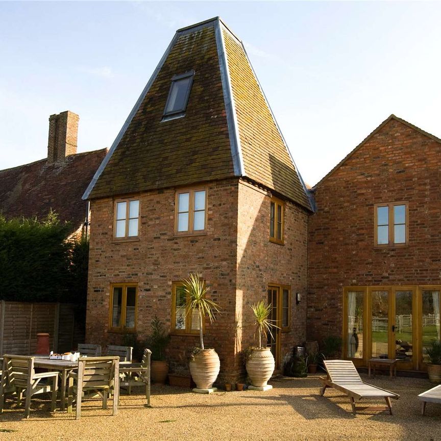 A character Oast house set in a rural location with charming countryside views. - Photo 1