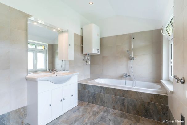 HELLE UND GROSSZÜGIGE 4 ZIMMERWOHNUNG IN IDYLLISCHER LAGE MIT GARTEN UND GARAGENPLATZ- PROVISIONSFREI - Foto 1