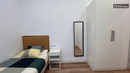 Rooms for rent in 8-bedroom apartment in L'Eixample - Photo 3