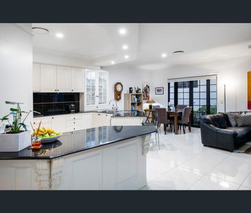 1649 Riverdale Court, Hope Island, Qld 4212 - Photo 3