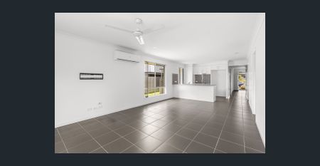 Air Conditioned 3 Bedroom Family Home with SOLAR!! - Photo 4