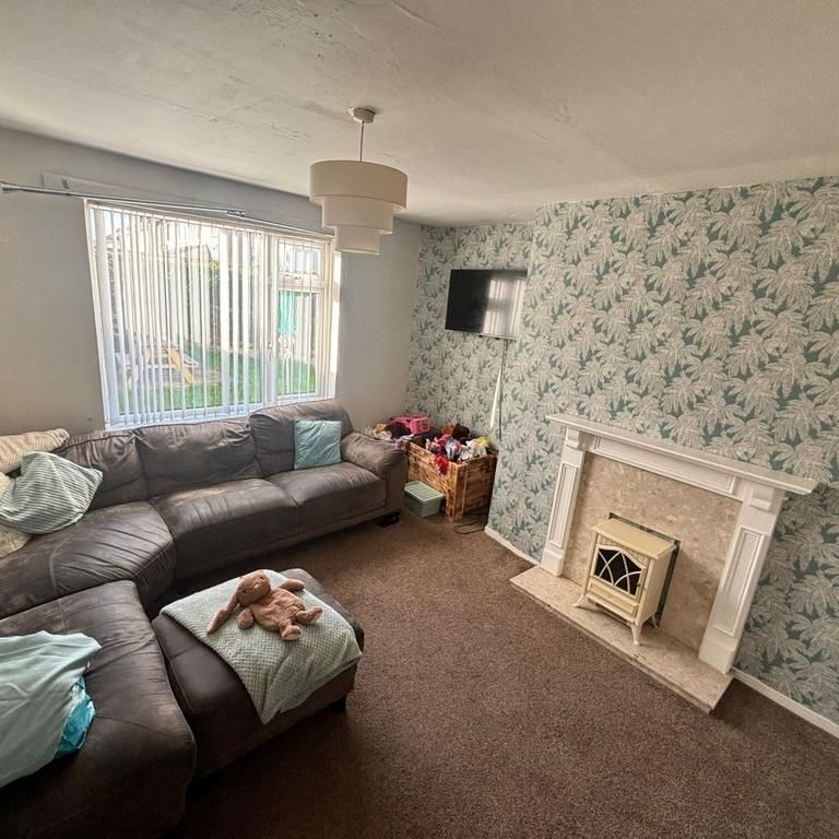 3 bedroom semi-detached house to rent - Photo 1