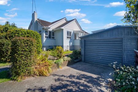 THREE BEDROOM FAMILY HOME IN WESTOWN - Photo 2