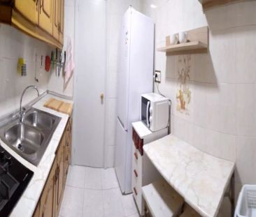 Room in a shared 4-bedroom apartment for rent in Casería de Montijo, Granada, only females, only students. - Photo 6