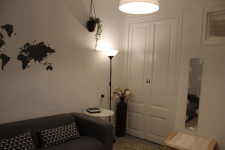 Room with interior window in Ciutat Vella - Photo 2