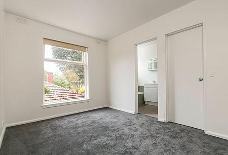 ONE BEDROOM APARTMENT IN PERFECT LOCATION! - Photo 4