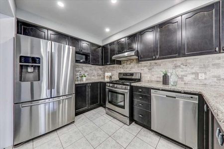 For Lease - 897 Miller Park Avenue, Bradford West Gwillimbury, Ontario - Photo 2