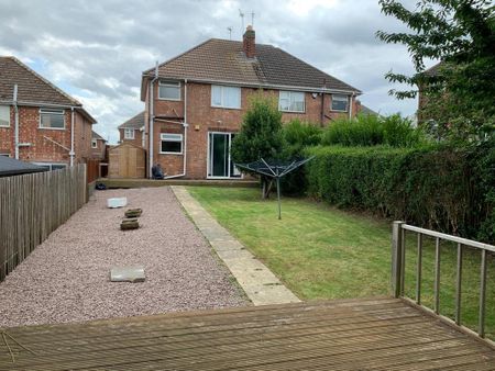 3 bedroom semi-detached house to rent - Photo 2