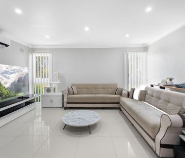 CHARMING THREE BEDROOM HOME! - Photo 1