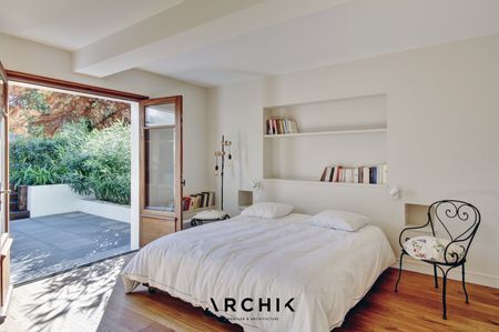 Architecture du début du XXème siècle, cette maison de 400 m2 prend place en première ligne, face au Bassin, sur un magnifique terrain de 3 000 m2 dans le quartier Haitza, au Pyla. - Photo 5