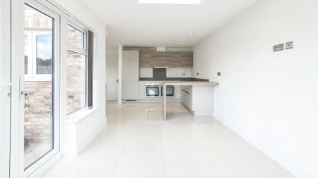 Picardy Close, Dobbs Weir, Hoddesdon - Photo 4