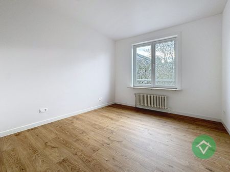 Volledig gerenoveerd appartement met 3 slaapkamers en garage in centrum Torhout - Foto 5