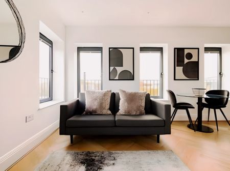 One Bedroom Apartment - Balcony - Photo 2