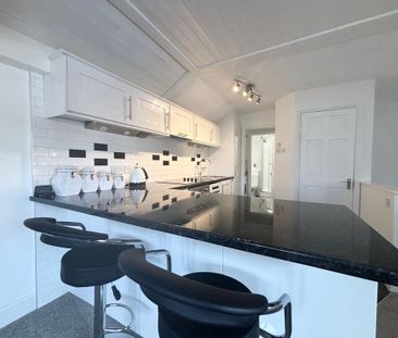 1 bedroom coach house to rent - Photo 2