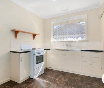 TIDY TWO BEDROOM UNIT! - Photo 2