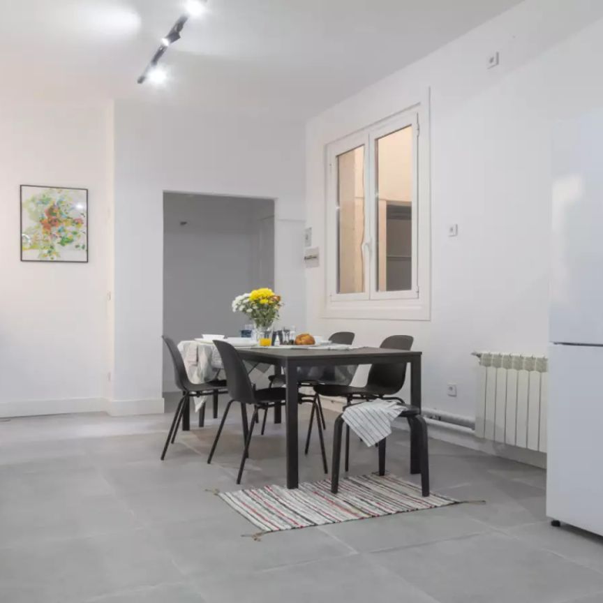 Room for rent in 9-bedroom apartment in Gran Vía, Madrid - Photo 1