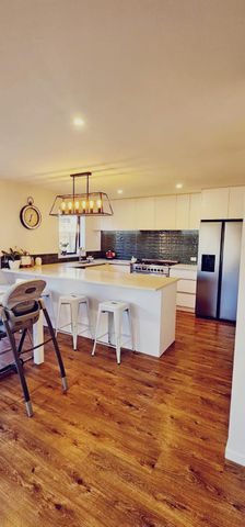 Beatifully designed Hanley's home - Photo 3