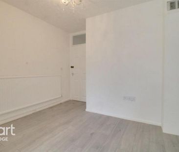 4 bedroom semi-detached house to rent - Photo 2