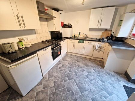 1 bedroom in a house share to rent - Photo 3