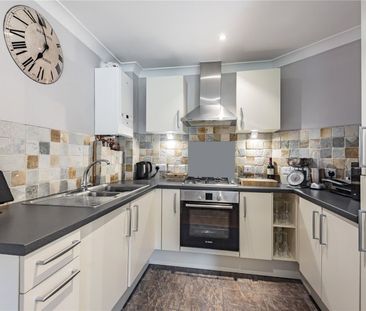 Bassetsbury Lane, High Wycombe, Buckinghamshire,HP11 - Photo 6