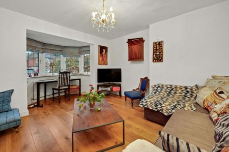 A beautifully finished detached family house in the sought after village of Bramley. - Photo 5