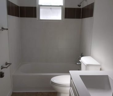 For Lease - 17 Gunn Street Unit# main floor, Barrie, Ontario - Photo 3