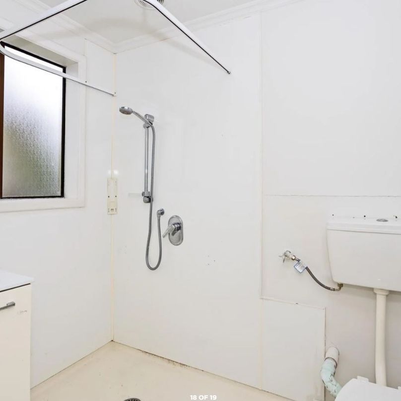 Low Maintenance 2-bedroom flat with wet floor shower - Photo 1