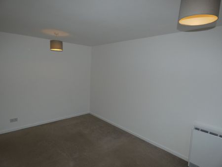 1 bed Studio Apartment - To Let - Photo 5