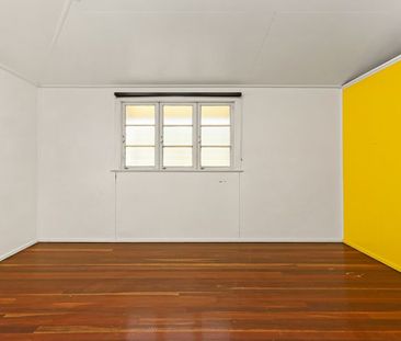 LARGE 5 BEDROOM QUEENSLANDER HOME - Photo 3