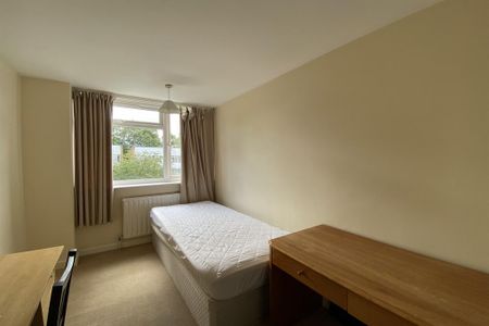 6 bedroom detached house to rent - Photo 3