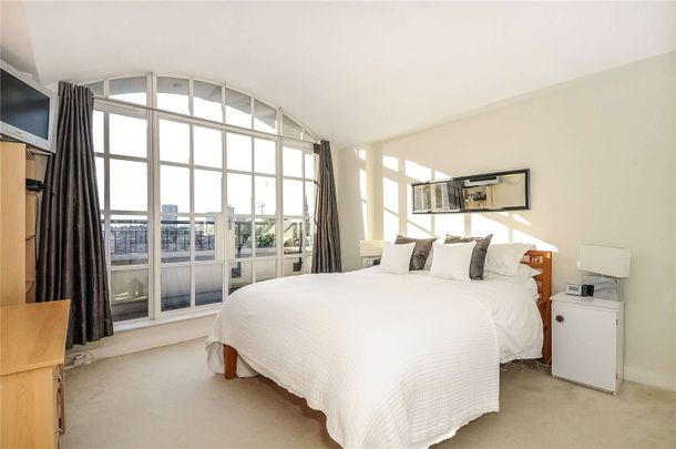 A stunning two bedroom Penthouse apartment located in this sought after riverside warehouse conversion. - Photo 1