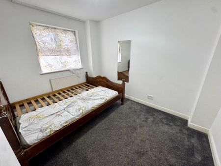 Tollgate Drive, Greater London, UB4 - Photo 4