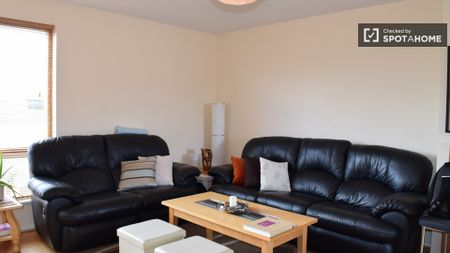 Decorated room in 3-bedroom apartment in Dublin - Photo 4