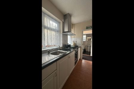 4 Bed Terraced House, Hall Road, E6 - Photo 4