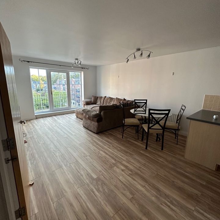 2 Bed Flat, Carisbrooke Road, LS16 - Photo 1