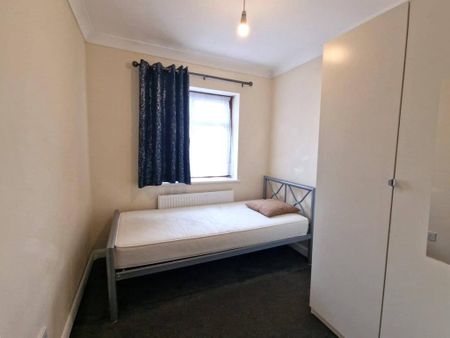 3 bedroom flat to rent - Photo 5