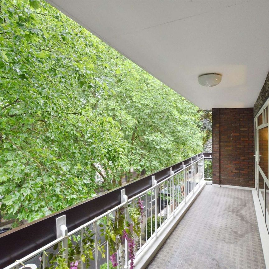 Large three bedroom furnished apartment set within a portered block with a private garage - Photo 1