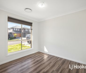 Beautiful 3 Bedroom Home - Available Now! - Photo 2